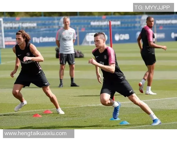 大巴黎足球明星齐聚一堂的精彩合照展现团队精神与友谊的瞬间